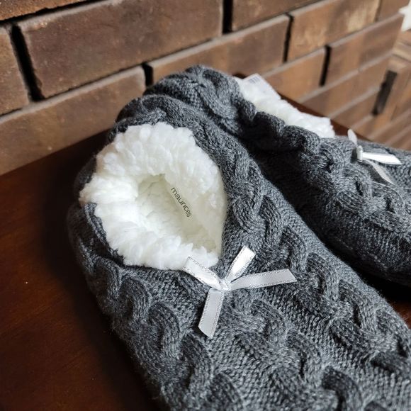 Maurices faux fur and sweater knit new ladies slippers with grippers - Picture 2 of 3